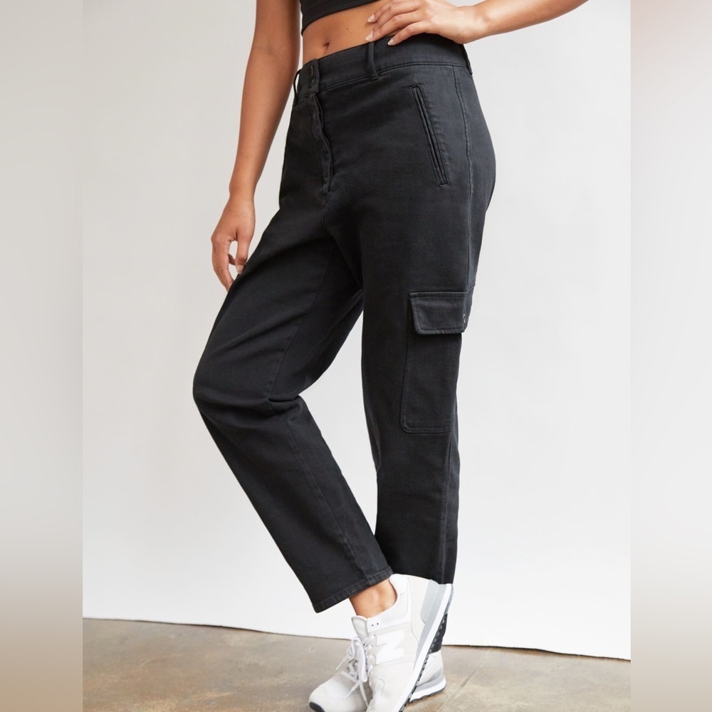 Aritzia Wilfred Free Modern Cargo Pants Black Tapered Leg Size 6 Highrise